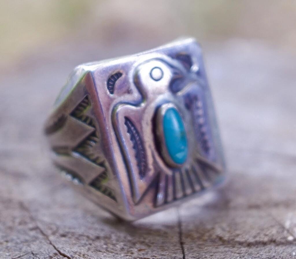 

Відкрите регульоване кільце з інкрустованим рідким дорогоцінним каменем неправильної форми 9 срібний