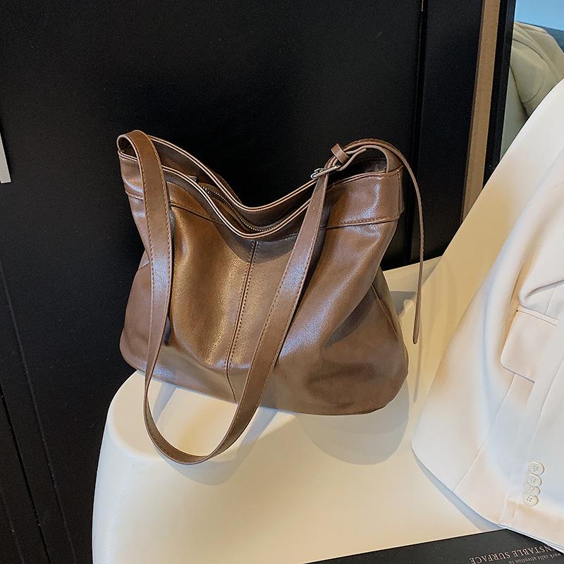 Simple and large-capacity commuter tote bag women's new autumn and winter retro Maillard shoulder messenger bag