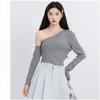 Retro Color-blocking Striped Off-the-shoulder Long-sleeved Knitted Sweater for Women's Autumn Base Layer, Slimming and Form-fitting Short Top