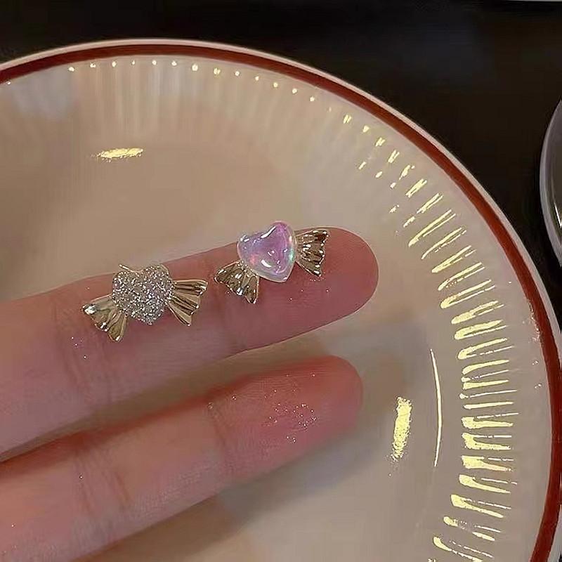 Simple high-end design niche temperament stud earrings women's light luxury fashion personalized earrings exquisite versatile sweet cool earrings