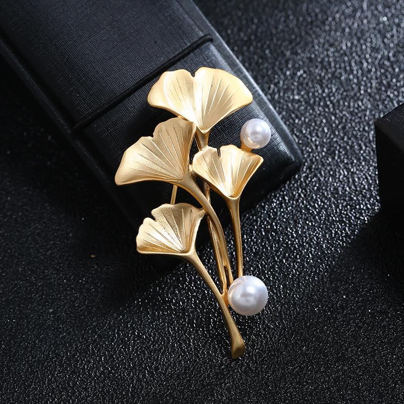 Luxury temperament dumb gold brooch female morrow plant pearl flower pin suit simple brooch with jewelry