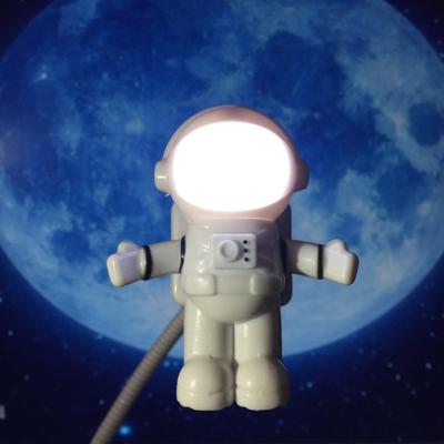 LED Astronaut USB Nachtlicht - Kreative Schreibtischlampe & Leselicht