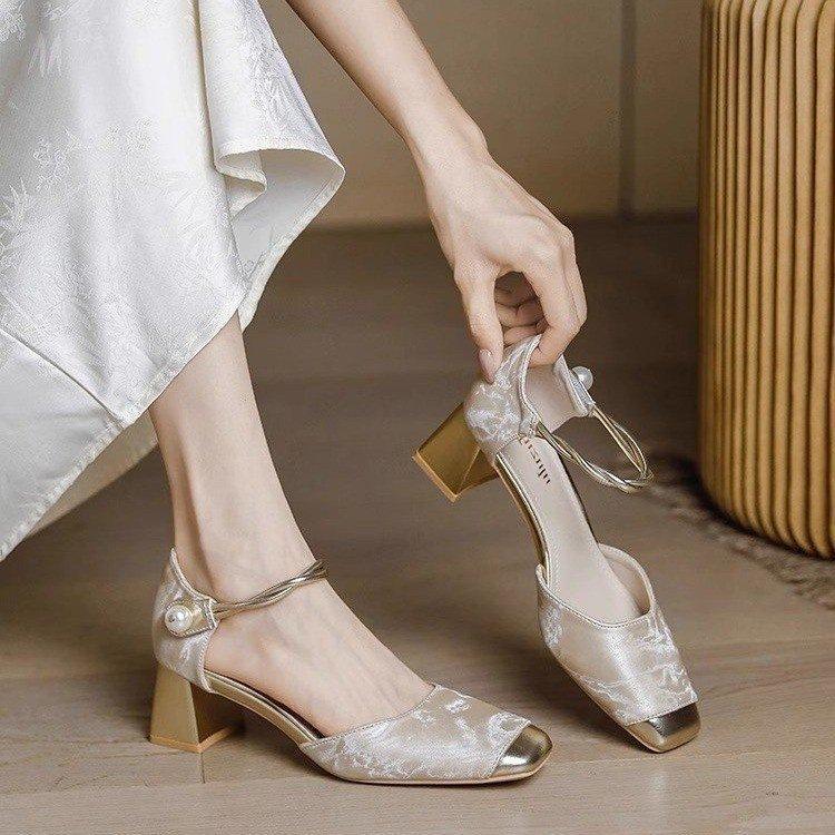 Retro square head high heels thick heel bag head sandals hollow bridesmaid wedding shoes new Chinese style cheongsam single shoes