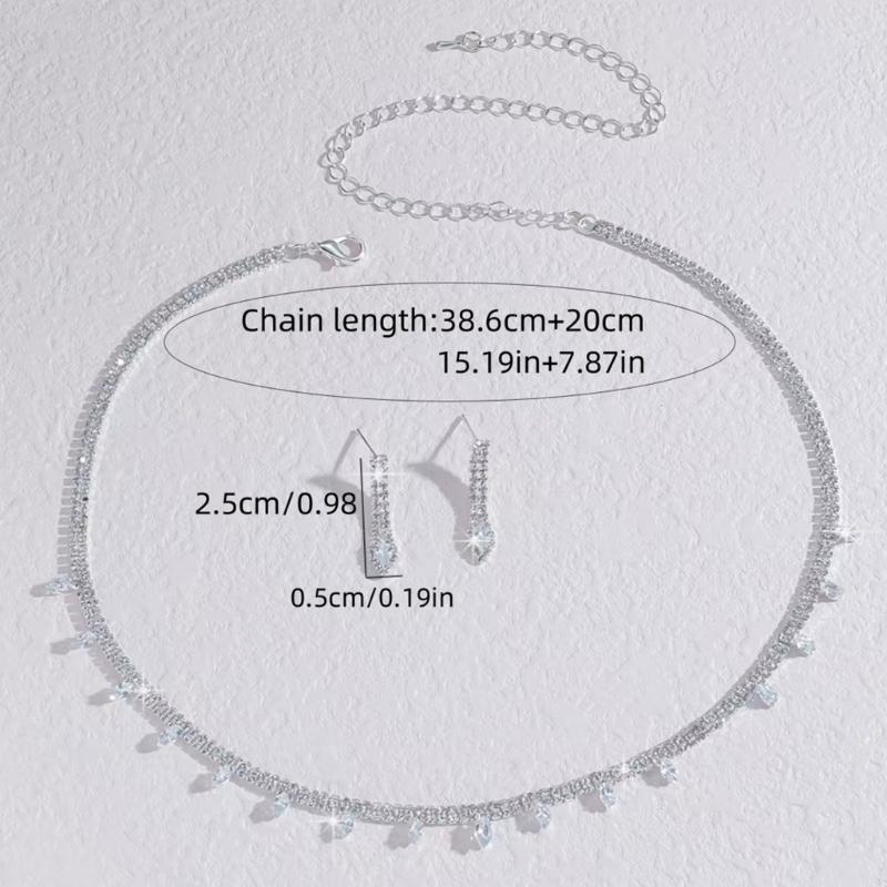 Elegantes Brautschmuckset Elegantes Brautschmuckset mit Strasskette und Ohrringen für die Ehe