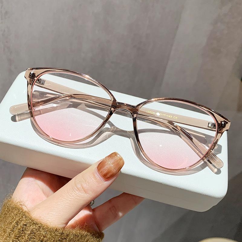 Stylish Cat Eye Gradient Sunglasses: Unisex Light Ins Street Style.