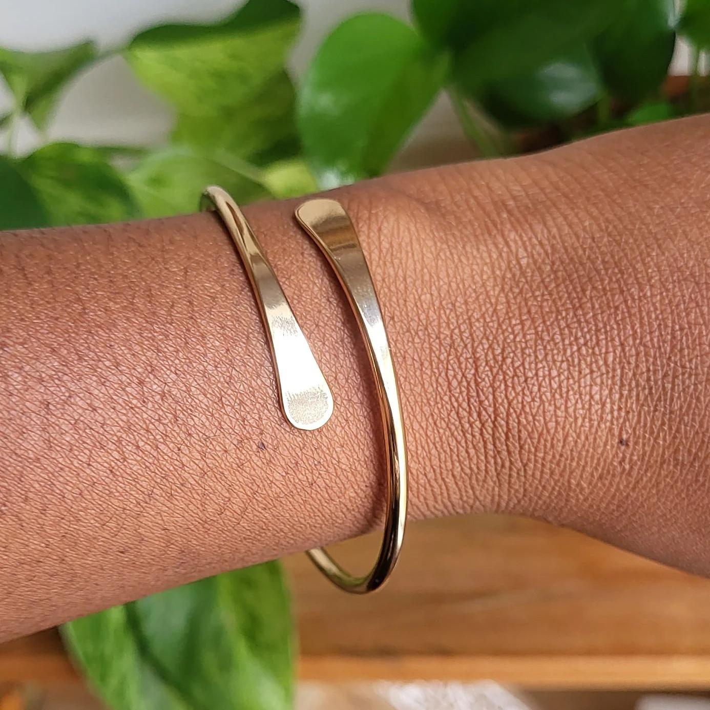 

Винтажный набор браслетов-манжет в стиле бохо - Регулируемые и штабелируемые, Изящный минималистичный дизайн для повседневной носки и в качестве подарка золотистый