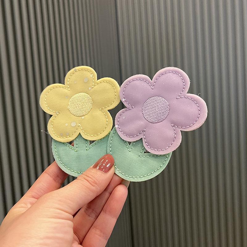 

Sweet Flower Heart Hair Clip: Fresh Children s Hair Accessory for Side or Back of Head