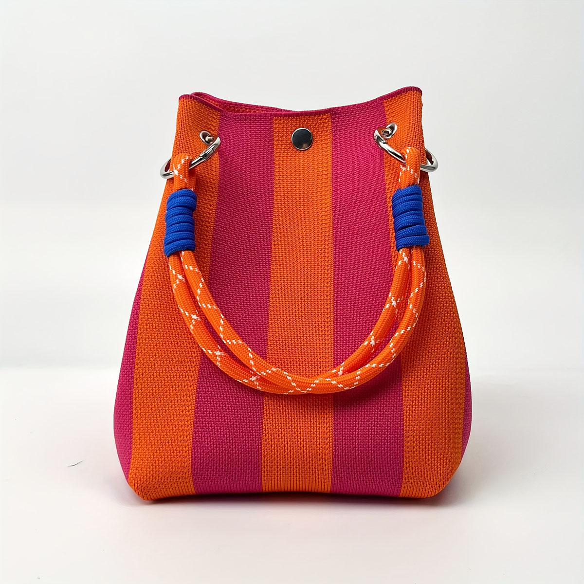

This multi-color knitted retro bucket handbag is simple and color-blocked, versatile and easy to carry with you