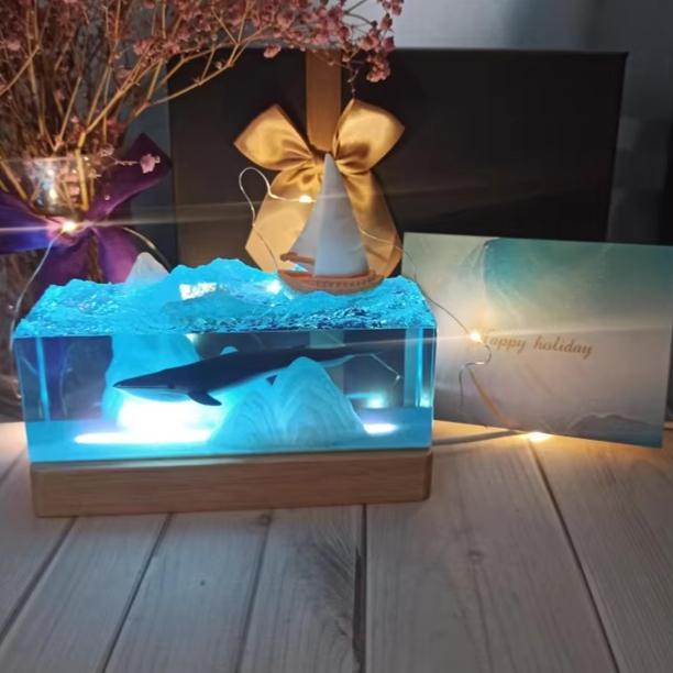Montagna Blu Balena Casa della Guarigione Atmosfera Decorazione Oceano Balena USB Luminescente Resina Ornamento da Tavolo Unico Regali per Feste