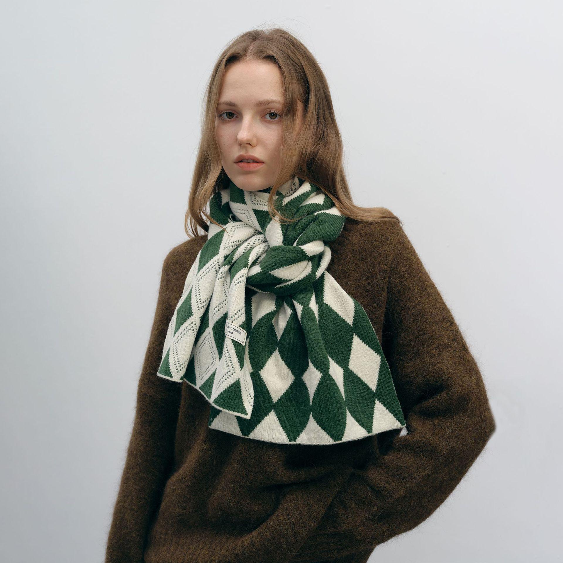 

Niche designer versatile warm senior sense winter warm two-color rhombus knitted plaid scarf women