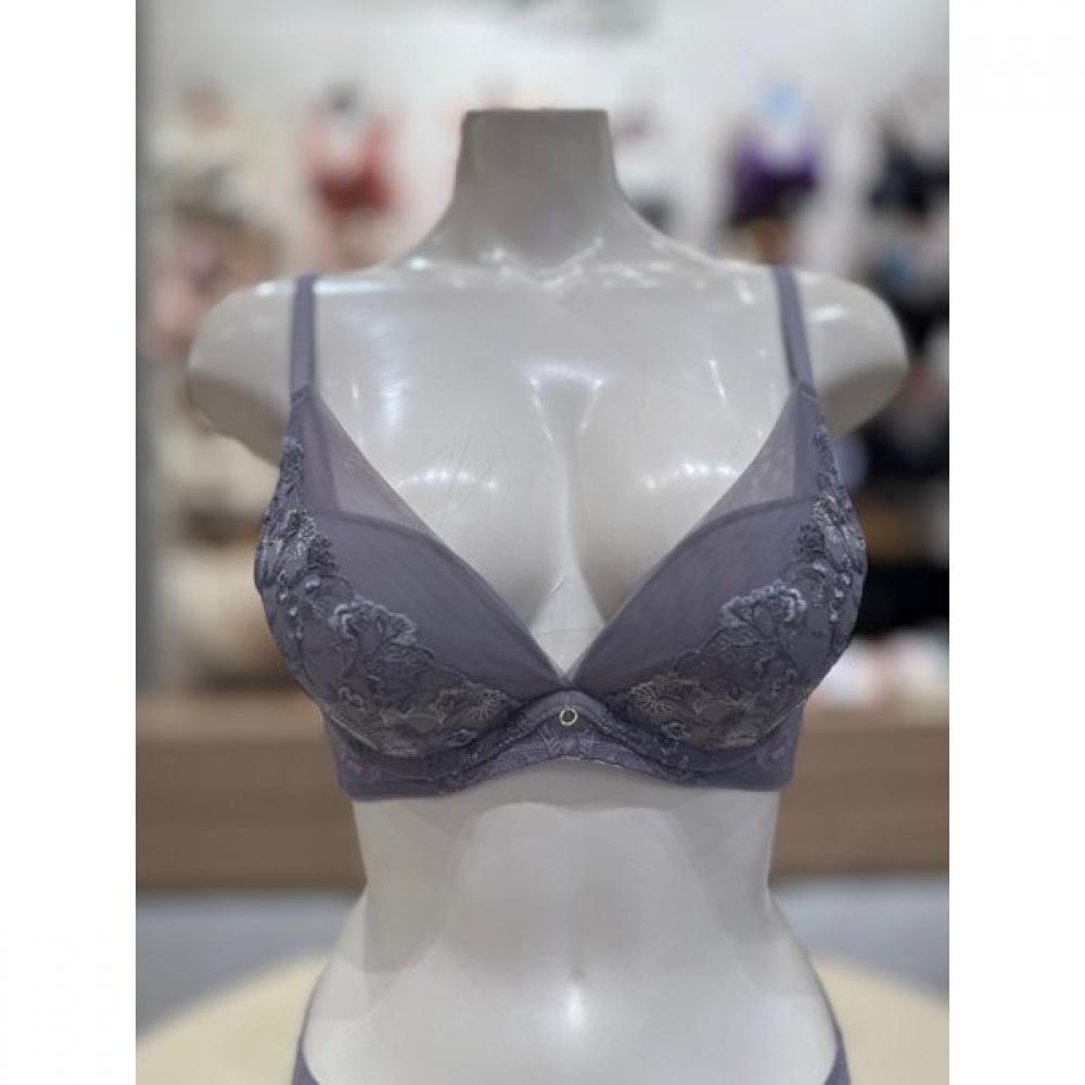 

Triumph Violet Sensual Spotlight Deep V Volume Wire Bra 80B