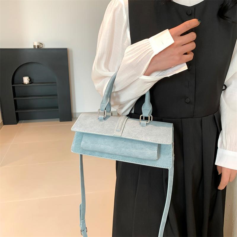 Sac à bandoulière pour femme en cuir PU bleu clair Sac à main exquis Sacs baguette Nouveaux sacs design tendance