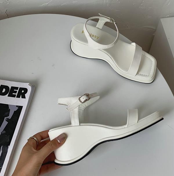 

Бархатные туфли 2024 года, босоножки-сабо с каблуком, женские, бежевые, с пряжкой, на танкетке, замшевые, новые, толстые, черные, модные, удобные 35 белый