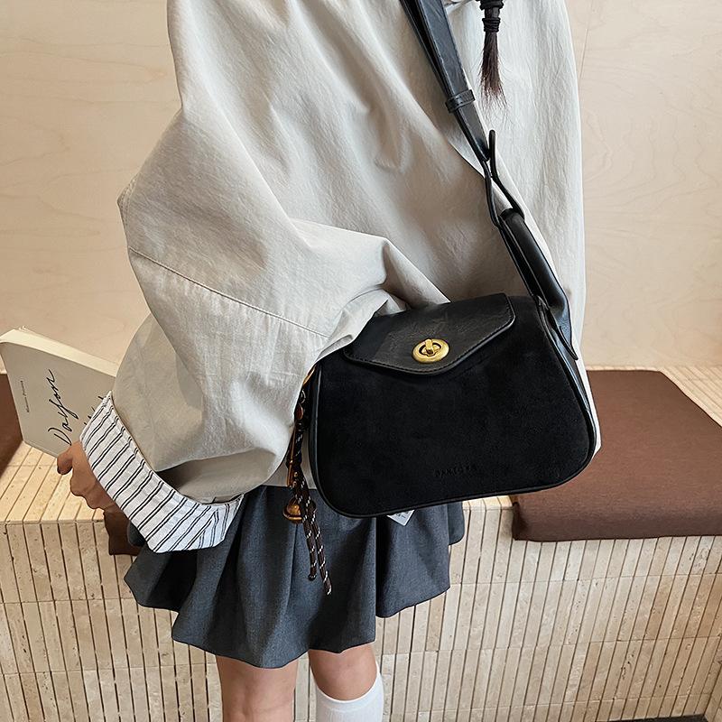 

Замшевая сумка женская осень и зима 2025 новая повседневная сумка-мессенджер матовая ретро премиум портативная сумка-подушка чёрный