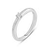 Bague en argent avec zircons, poids de l'article 1,6 g (2138532)