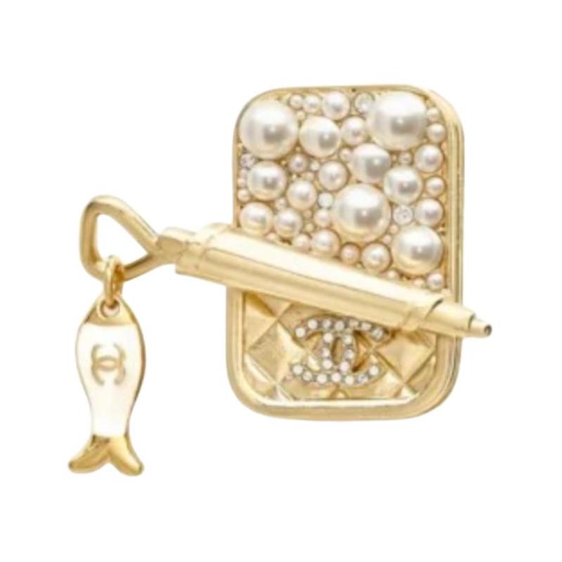 

CHANEL [25C Early Spring] brand logo - brooch, same style for men and women, couple style, gold золотий