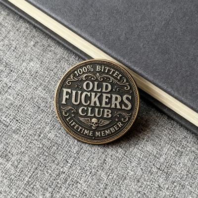 Moneda del Club de Viejos Cabrones Divertida Aún Pateando Miembro Vitalicio Moneda de Desafío Sin Reglas Sin Filtros Coleccionable para Adultos Jubilación Cumpleaños Regalo de Broma para