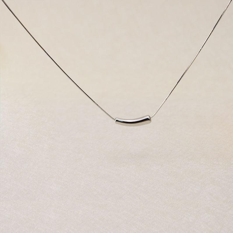 

Маленькое ожерелье в форме локтя баклажана Женское титановое стальное ожерелье на ключицу Цепочка из змеиной кости Нержавеющая сталь