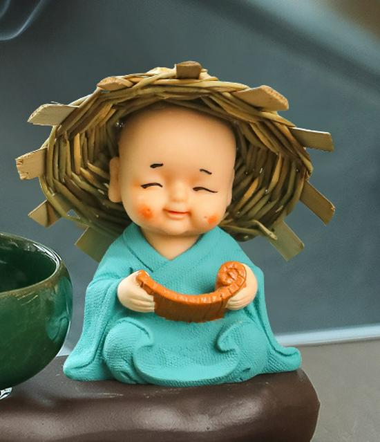 Zen Little Monk Ornaments: Cute Novice Tea Table Decor for Desk or Office