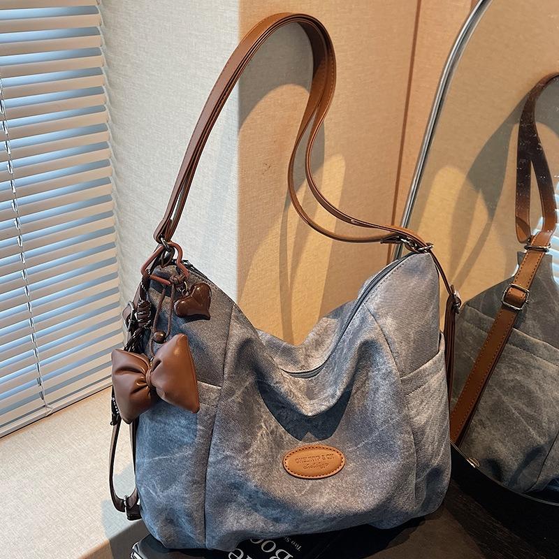 Large capacity casual underarm bag women's new autumn shoulder bag college students commuting backpack