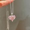 Minimalistische, leichte, luxuriöse, süße rosa herzförmige Liebes-Halskette, Nischendesign, fortschrittliche Halsketten-Accessoires, heller Anhänger
