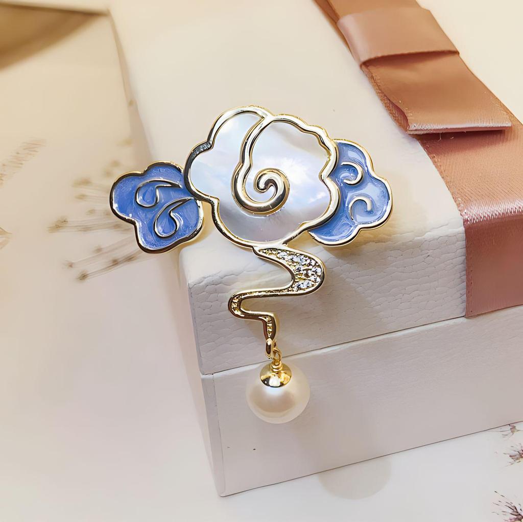 Glückverheißende Wolken Perlmutt Brosche: Elegante Perlen-Korsagen-Nadel für Damen