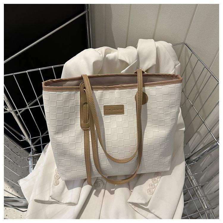 Large capacity casual PU shoulder bag 2025 new fashion pendant commuter bag simple tote bag