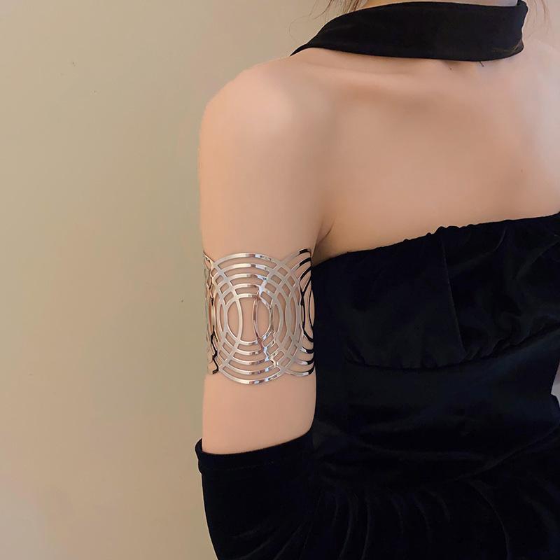 European Cold Style High-End Metal Pleated Bangle: Luxury Women's Temperament Bracelet