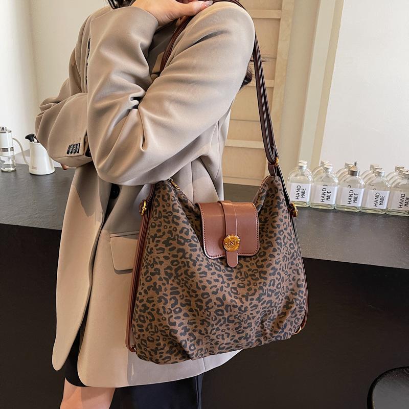 

Повседневная шерстяная клетчатая сумка женская 2025 новая ретро нишевая сумка через плечо дорожный рюкзак сумка-тоут для поездок 33*12*29 цветной печати леопарда