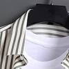 Herren Hemd Kragen Kurzarm Knöpfe Knopfleiste Hemd Tops mit aufgesetzter Tasche Gestreifter Druck Lockerer Schnitt Sommer Freizeithemd