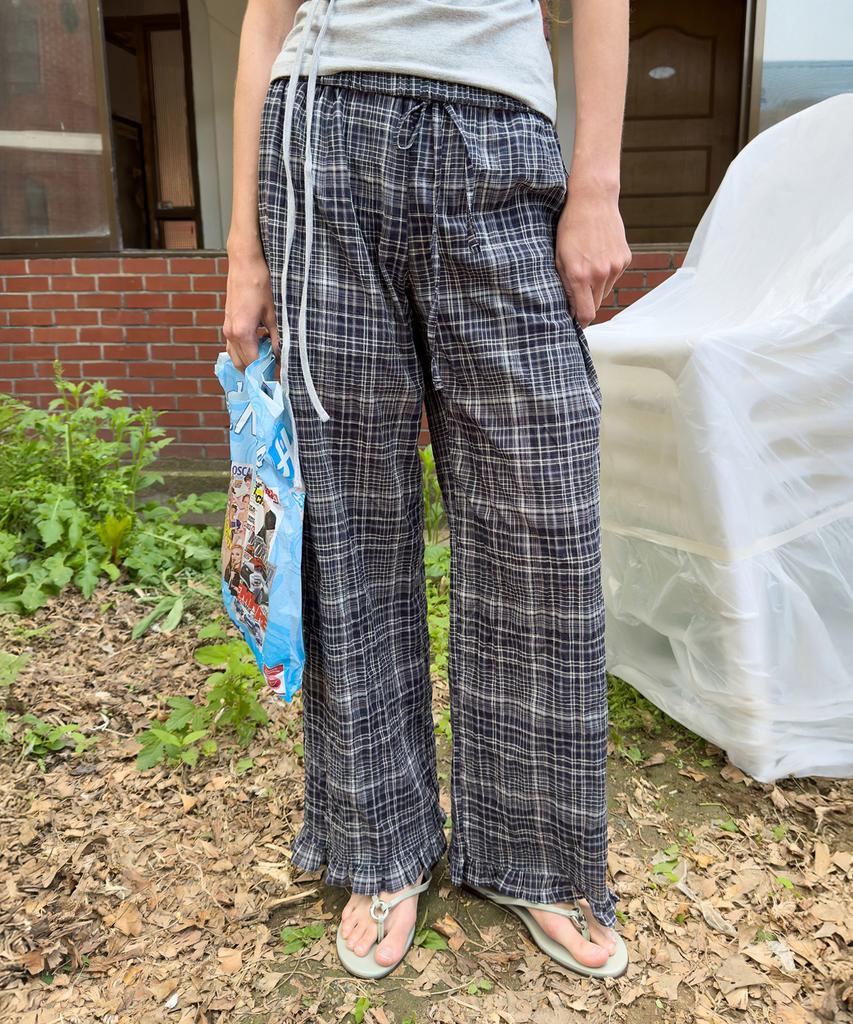 Daiaegeuneol Check Frill Pants (Navy)