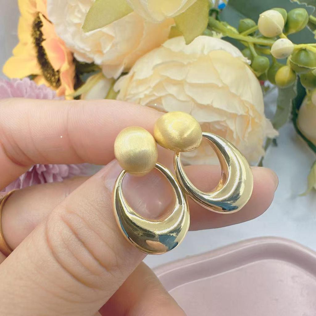 French Retro Oval Cutout Metal Earrings – Luxury High-End Fashion Jewelry for Women