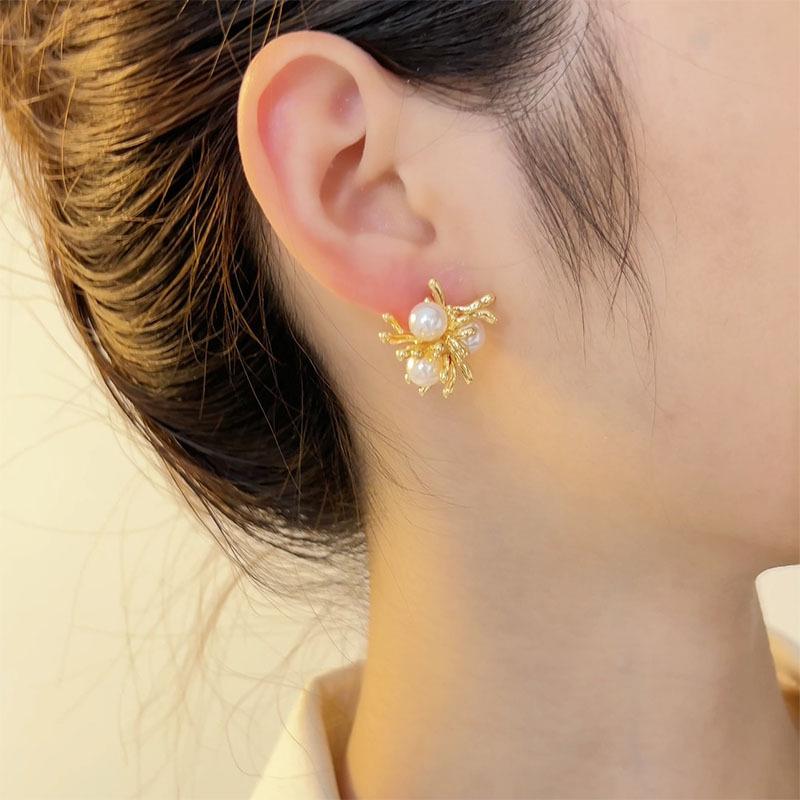 French Retro Pearl Flower Stud Earrings - Stylish and Unique High-End Ear Jewelry