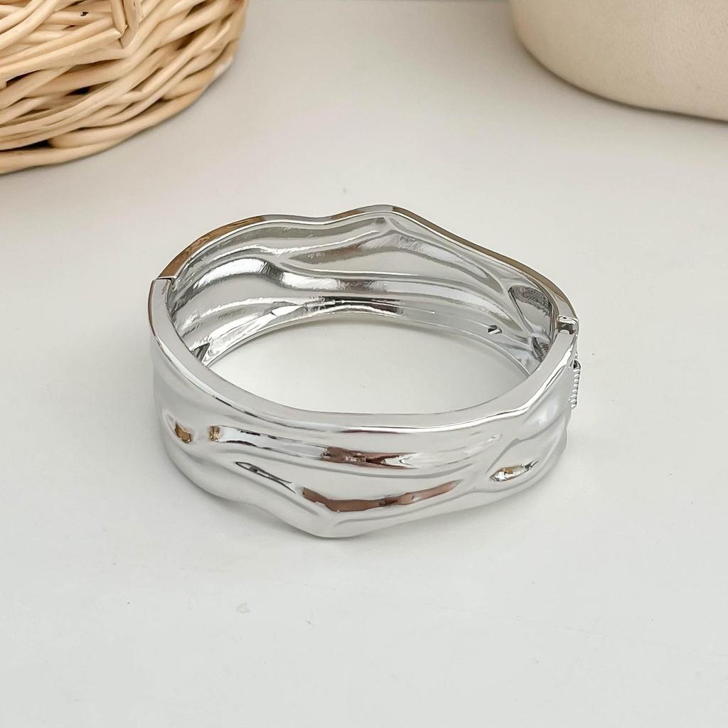 Interlocking Ring Open Bangle - European & American Light Luxury Design for Women