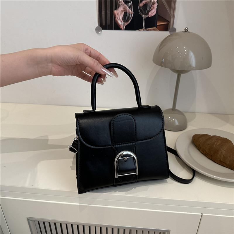 

Versatile casual personality summer new small square bag women s fashion exquisite commuting foreign style solid color messenger bag чёрный