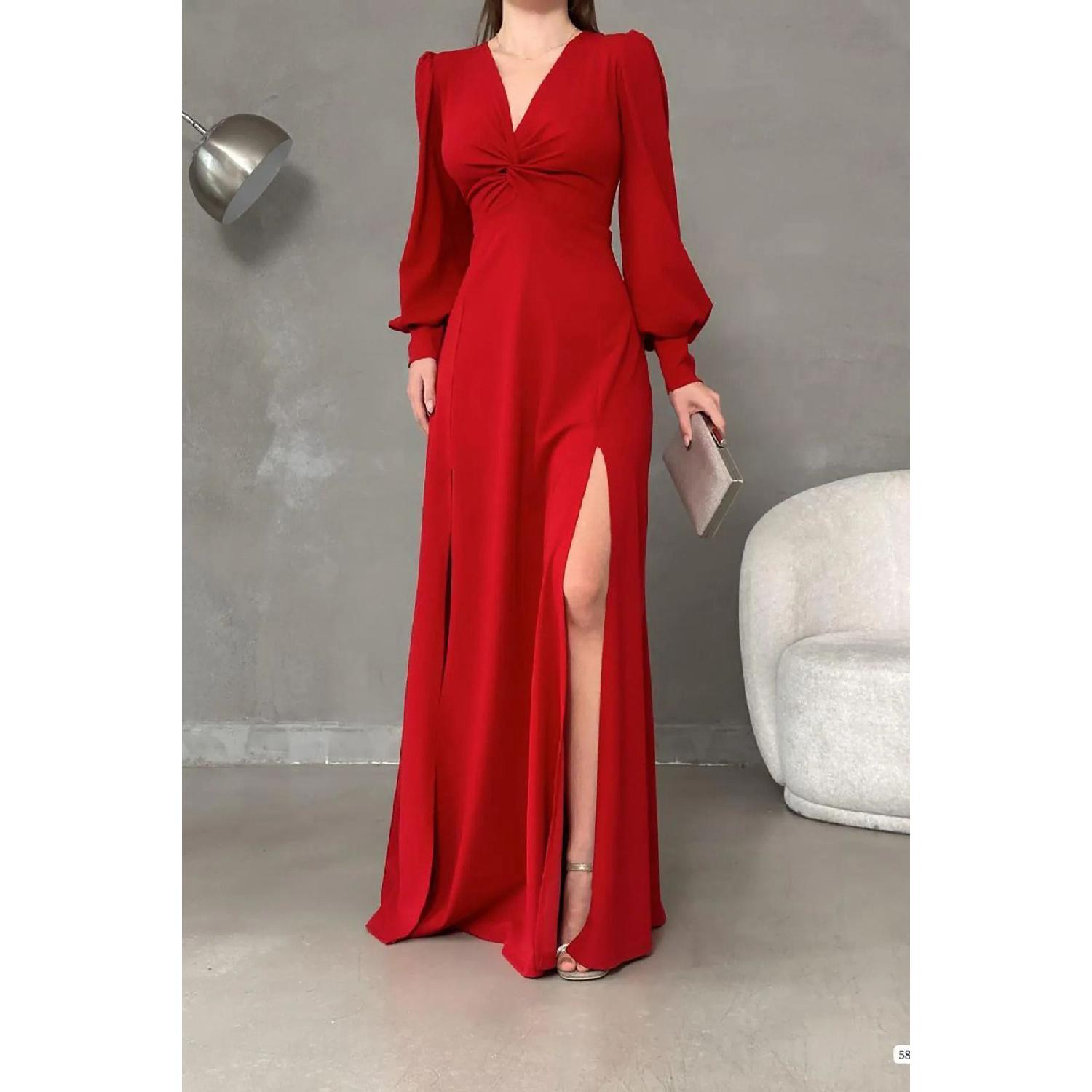 

Красное простое платье с разрезом на бретелях S