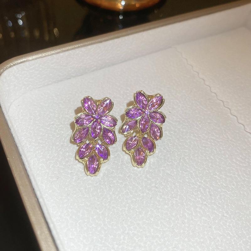 

Пурпурные серьги-пусеты с жемчугом и стразами