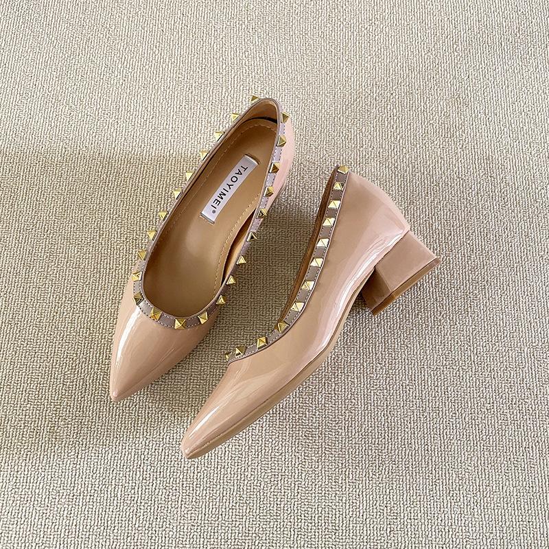 Inner heightening pointed single shoes women's spring and summer new French shallow mouth pointed rivets soft patent leather versatile evening hi