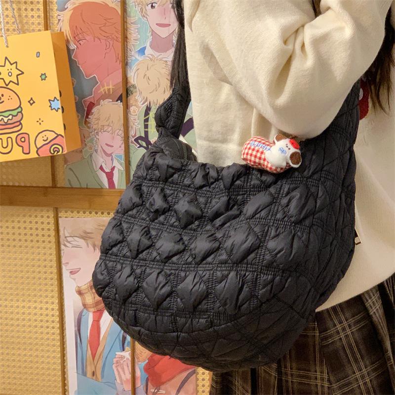 

The new Korean version of bubble pleated bag, down bag, shoulder portable underarm bag, cloud bag, tote bag, versatile tide. single package чёрный