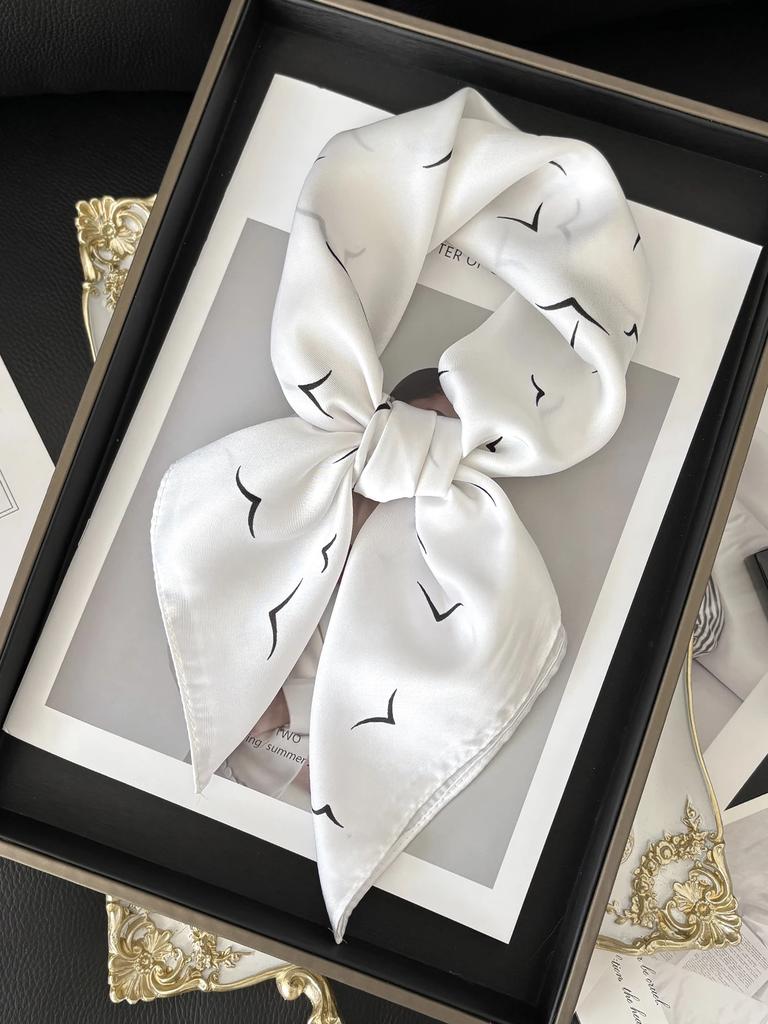 Vintage Chain Print Satin Square Scarf Soft Lightweight Women’s Fashion Accessory for Hair Neck Shawl Elegant Hair Scarf