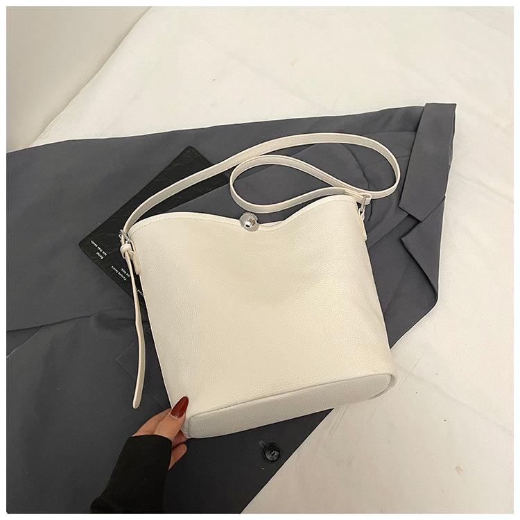 

2025 Practical new bucket bag, shoulder bag, messenger women s bag, soft leather, high-end sense child and mother bag, Korean super fire bag.
