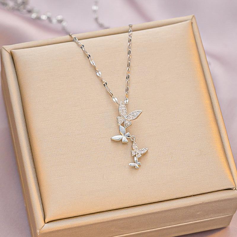 

Женское колье с кисточками-бабочками и бриллиантами