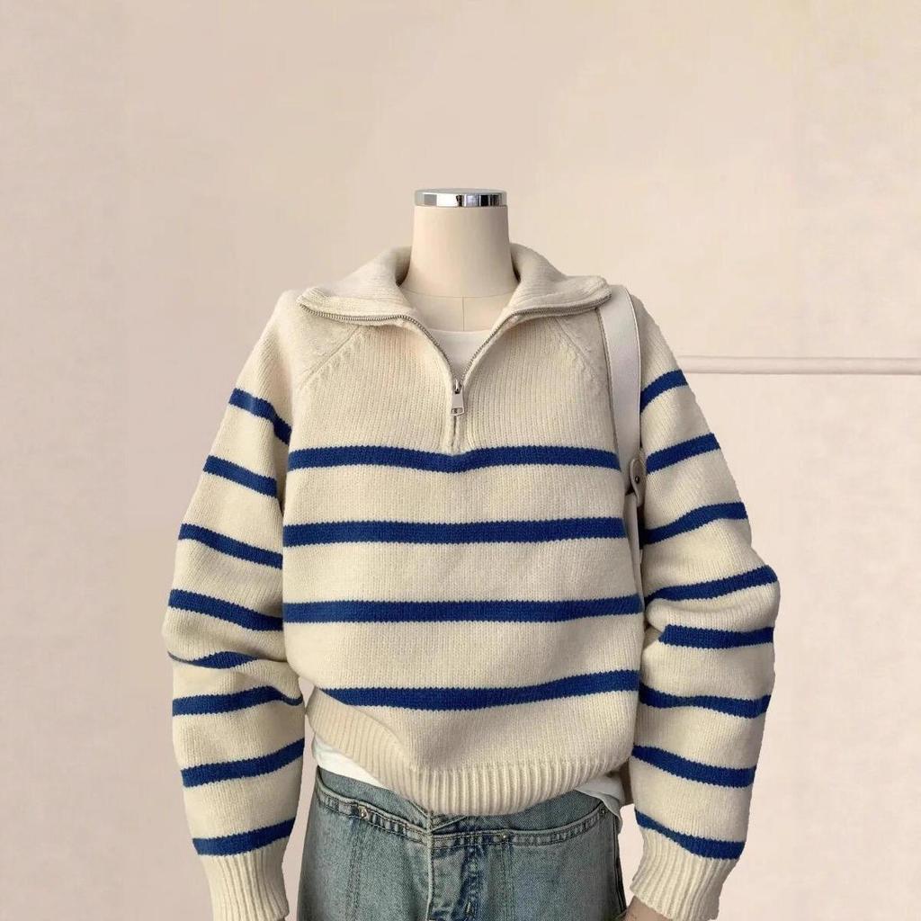 Dámský polo svetr s polovičním zipem z vlny mývala s bílými pruhy