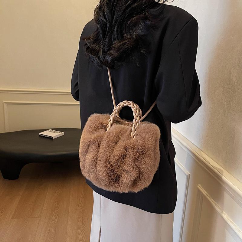 Autumn and Winter Super Fire Niche Furry Bag Women's 2025 New Versatile Messenger Bag Fashionable Portable Furry Bag