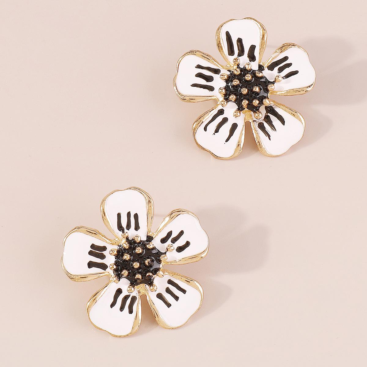 

Весенняя романтика расцветает с этими яркими серьгами-гвоздиками белый