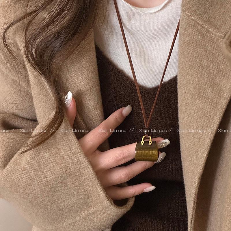 Korean Velvet Cord Tiger Eye Stone Pendant Necklace for Women – High-End Niche Design, Perfect for Autumn and Winter Sweaters.