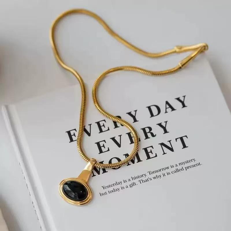 Elegant Black Obsidian Pendant Necklace - Minimalist, Fashionable, and Versatile Clavicle Chain for Women