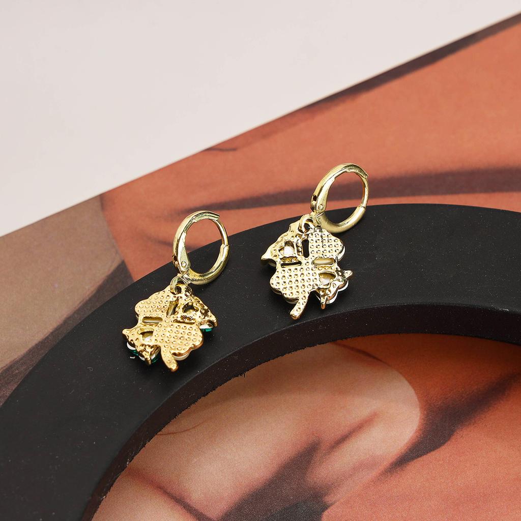 Fashion Retro Temperament Design Sense Of One Hundred Senior Sense Of Earrings New Tide Green Lucky Four-Leaf Flower Earrings Buckle