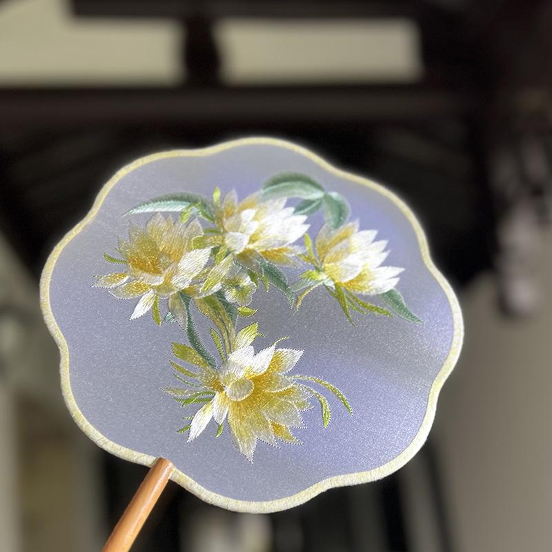 Doppelseitiger bestickter klassischer Tanzfächer