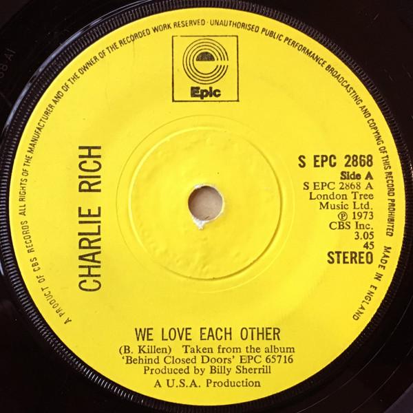 7inch Record CHARLIE RICH - We Love Each Other SEPC2868 Epic 1973 UK Pop Used